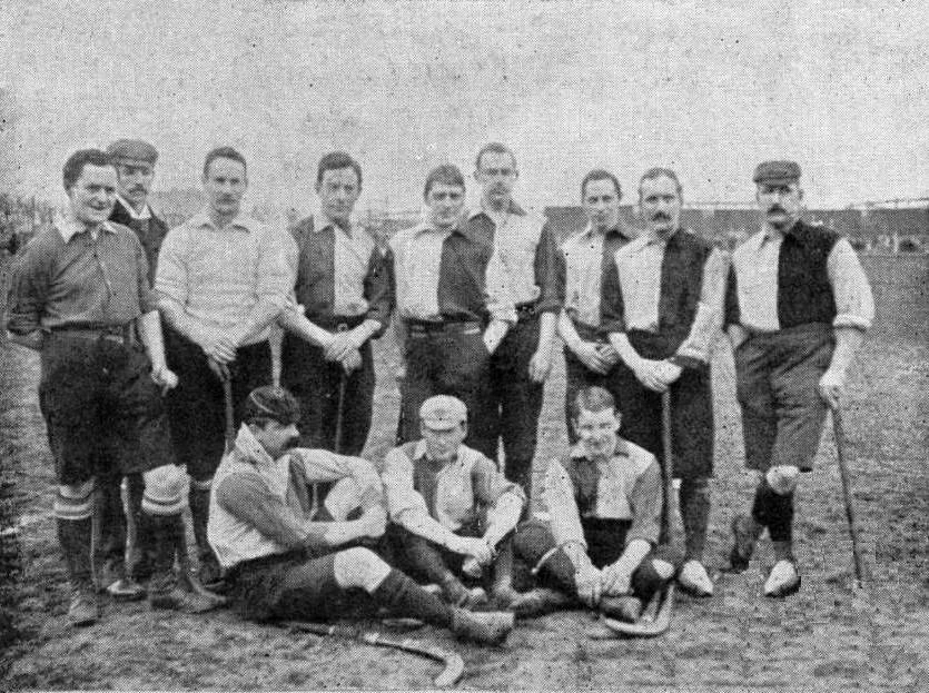 Historische teamfoto van het Franse hockeyteam op een veld in 1899
